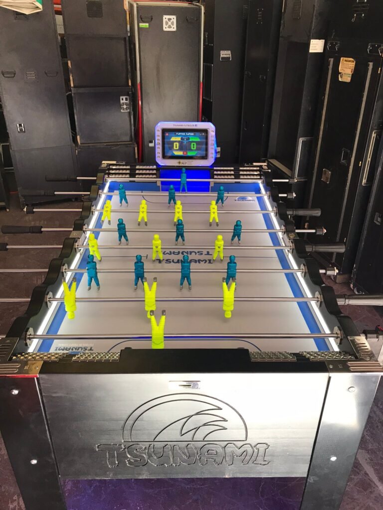 Operarios configurando máquina recreativa recién instalada