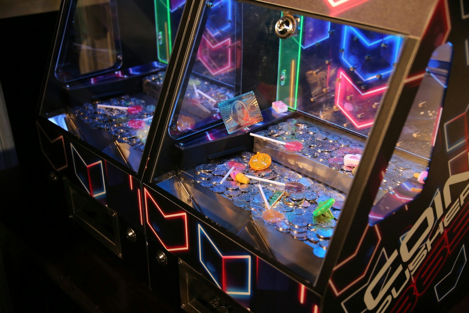 Equipo técnico realizando instalacion maquinas recreativas en bar de Donostia