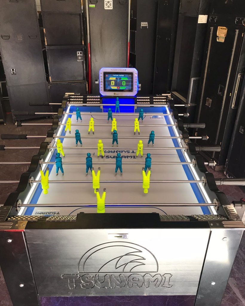 Operarios configurando máquina recreativa recién instalada